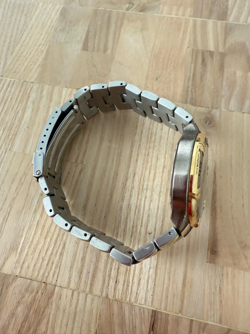 Guess mens waterpro two-tone watch NEW BATTERY